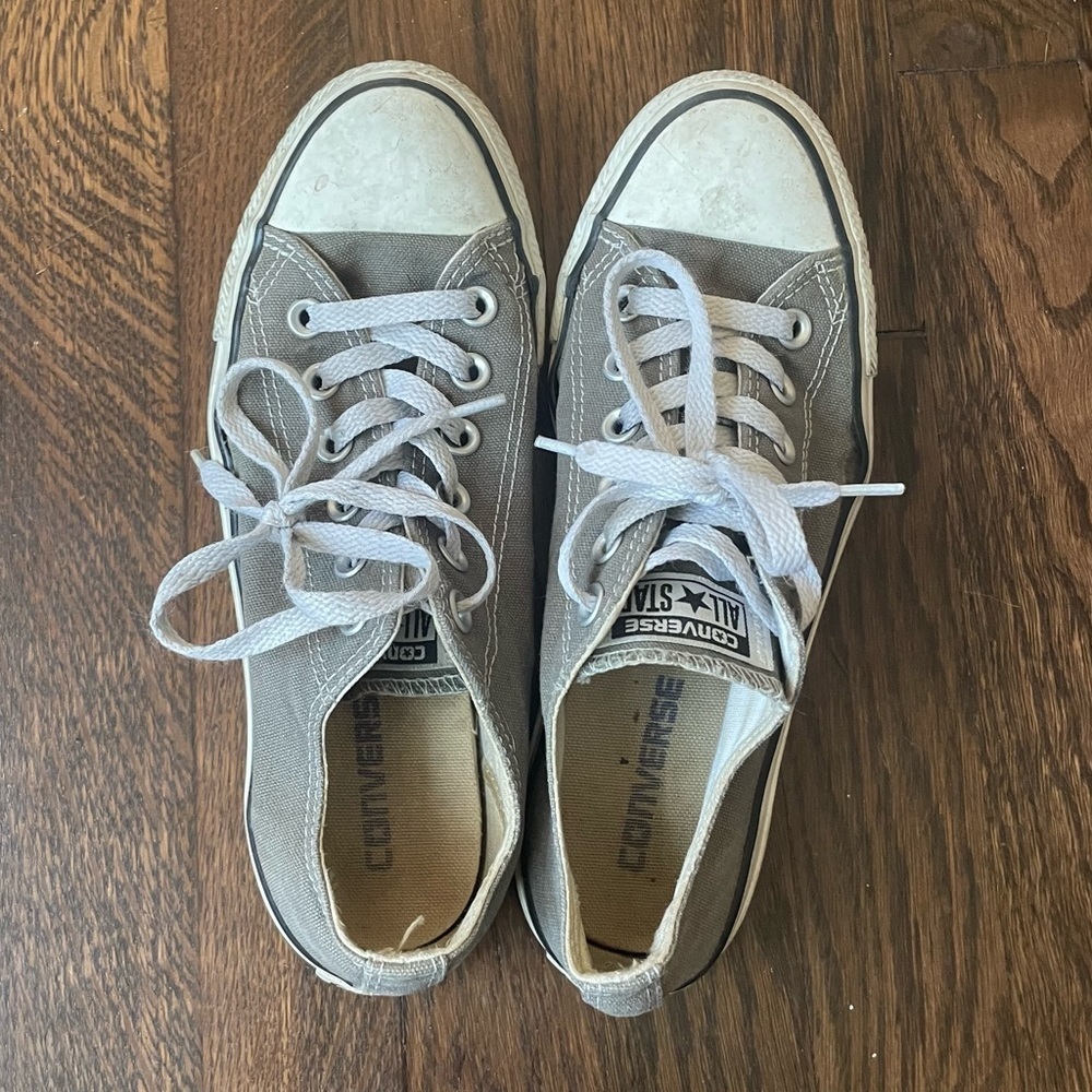 Gray converse tennis shoes
